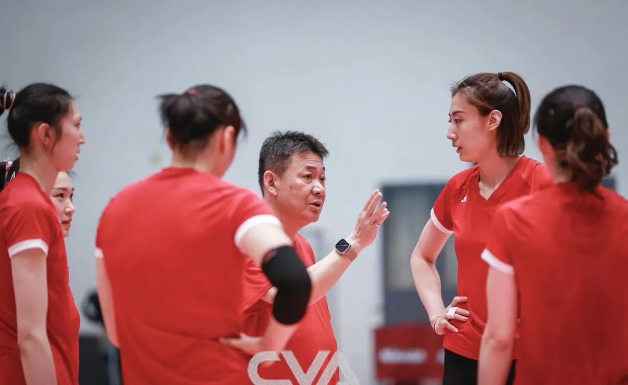 中国女排训练中，为5月开始的世联赛做准备。
丁霞刚打完波兰女排联赛，马不停蹄已经