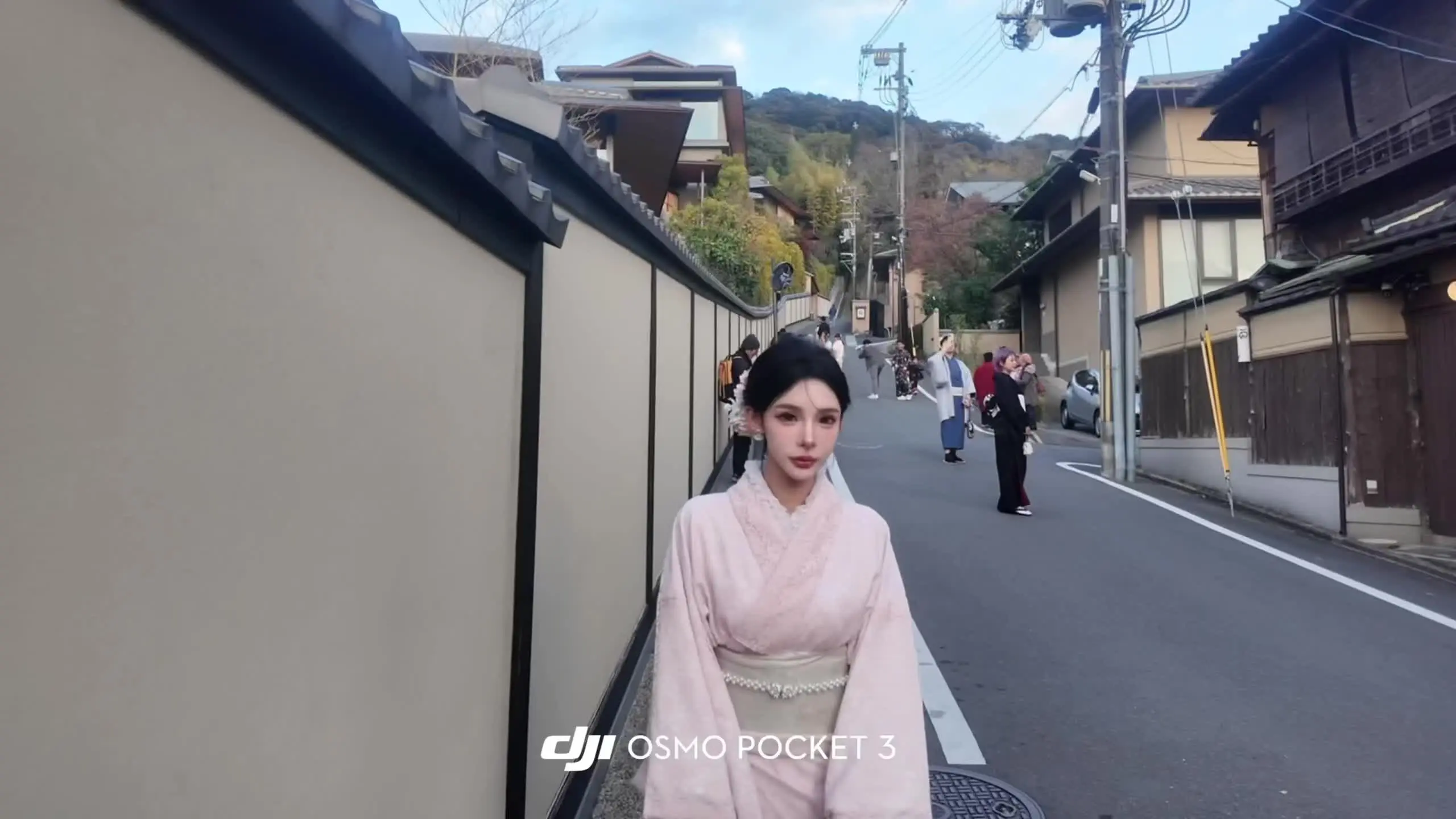 孙子的衣服全靠爷爷美貌撑着