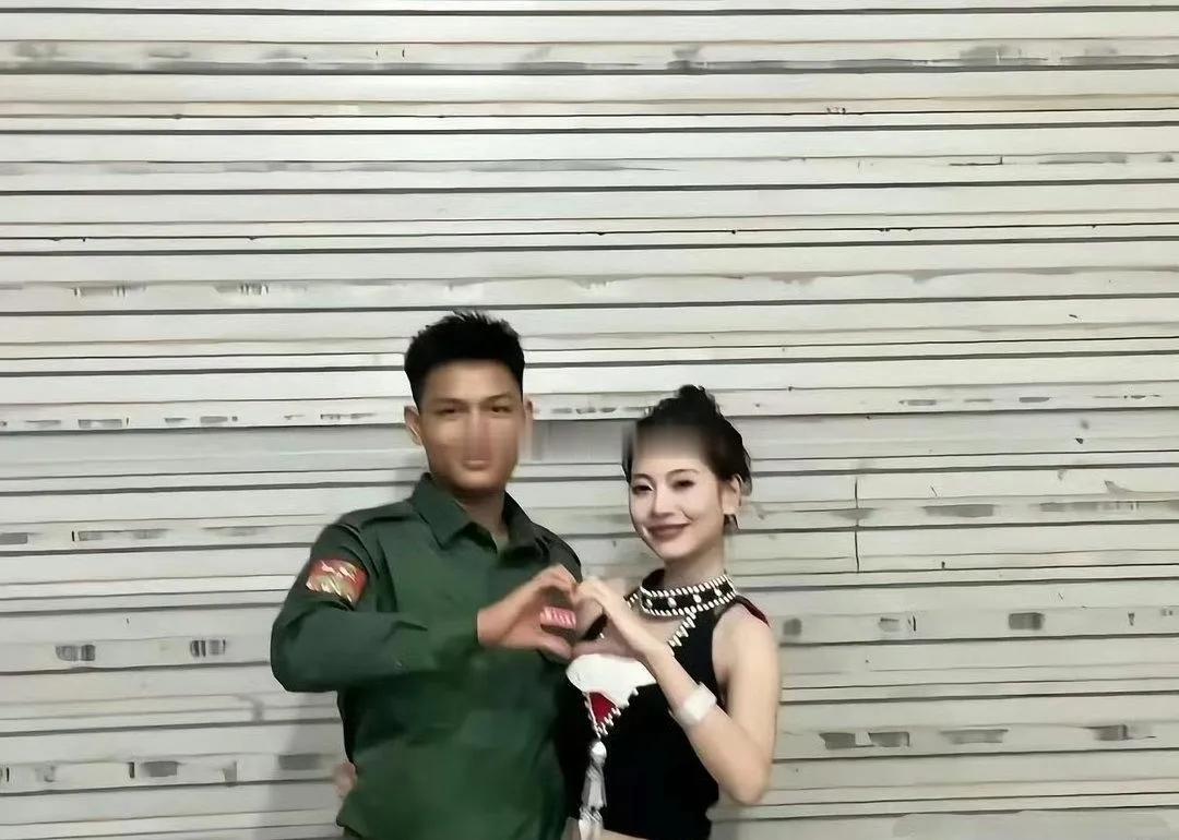 缅北李赛高是一位颇具争议的人物。几年前，身着军装手持吉他弹唱的短视频走红网络，他