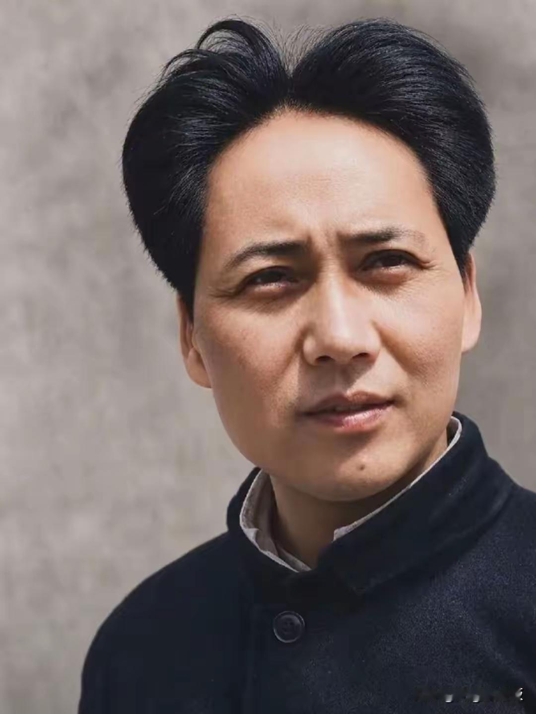 两张老照片对照岁月风霜：一眼看懂革命绝境与前路曙光
 
两张年龄相仿的留影，样貌