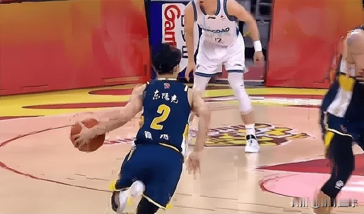 广东男篮门面球星徐杰简直太勇猛了！在今日广东对阵青岛的第二节比赛中，徐杰持球加速