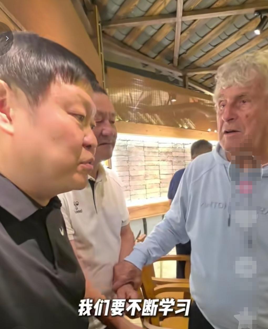 蓉城为了冠军让米卢来支招！全兴名宿马明宇和姚夏全部来了！可以看出蓉城非常重视这个