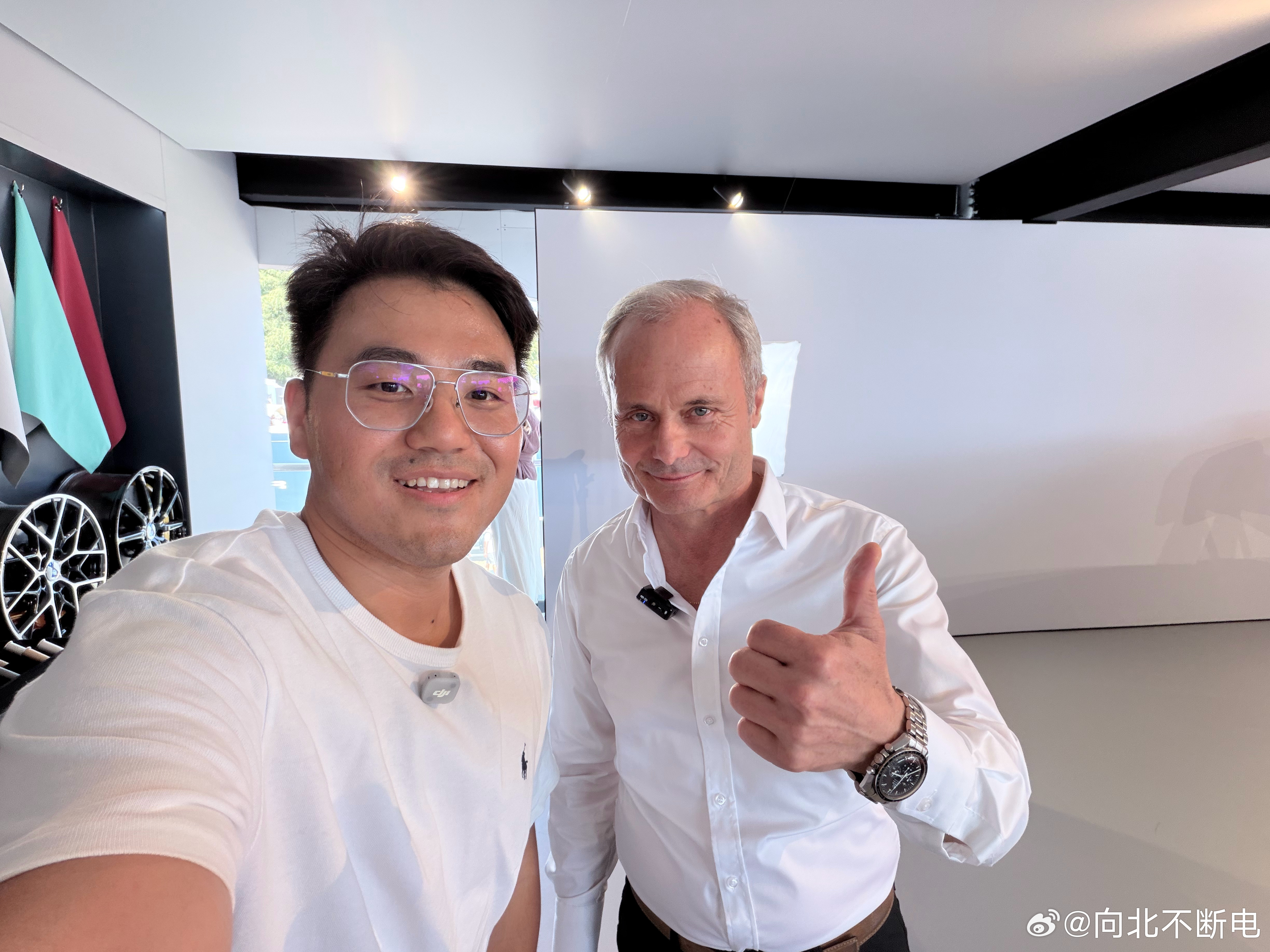 这个欧洲帅老头好像对车挺感兴趣我给他讲了讲我对 loong face 的理解，估