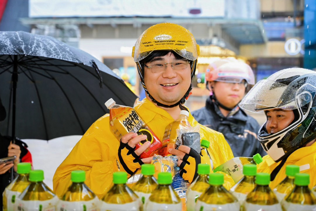 跟着外卖小哥吃遍贵阳地道小吃 肖艳春送外卖几年了，对贵阳大街小巷熟得不能再熟。他