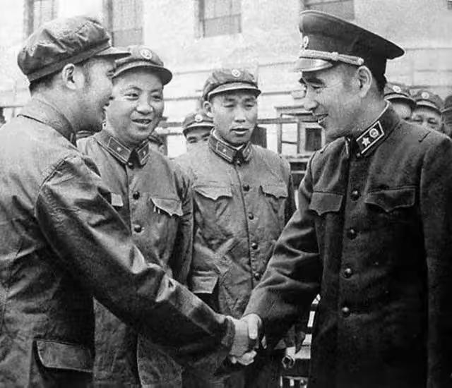 1955年，中国人民解放军首次实行军衔制，全军换发崭新的“55式军服”。这不仅是