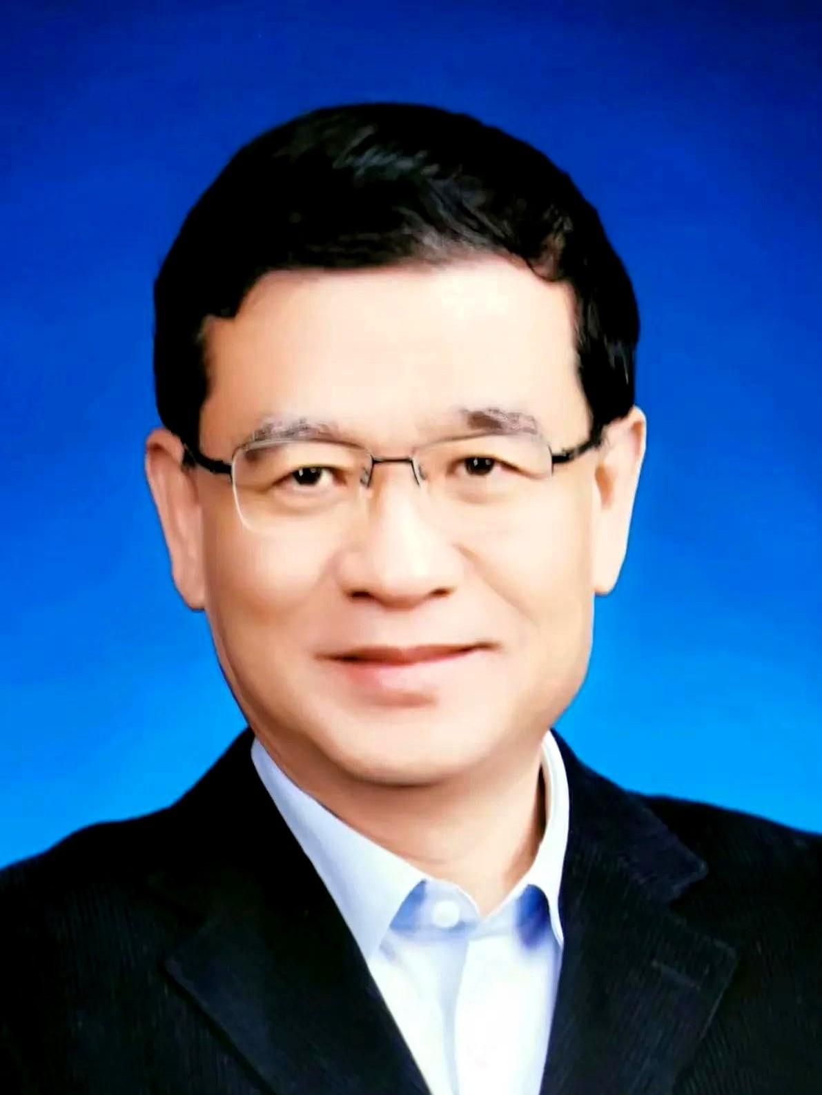 郭雷是中国科学院院士，他是控制科学专家。他和蔡天新是大学本科同学。
说起来老同学