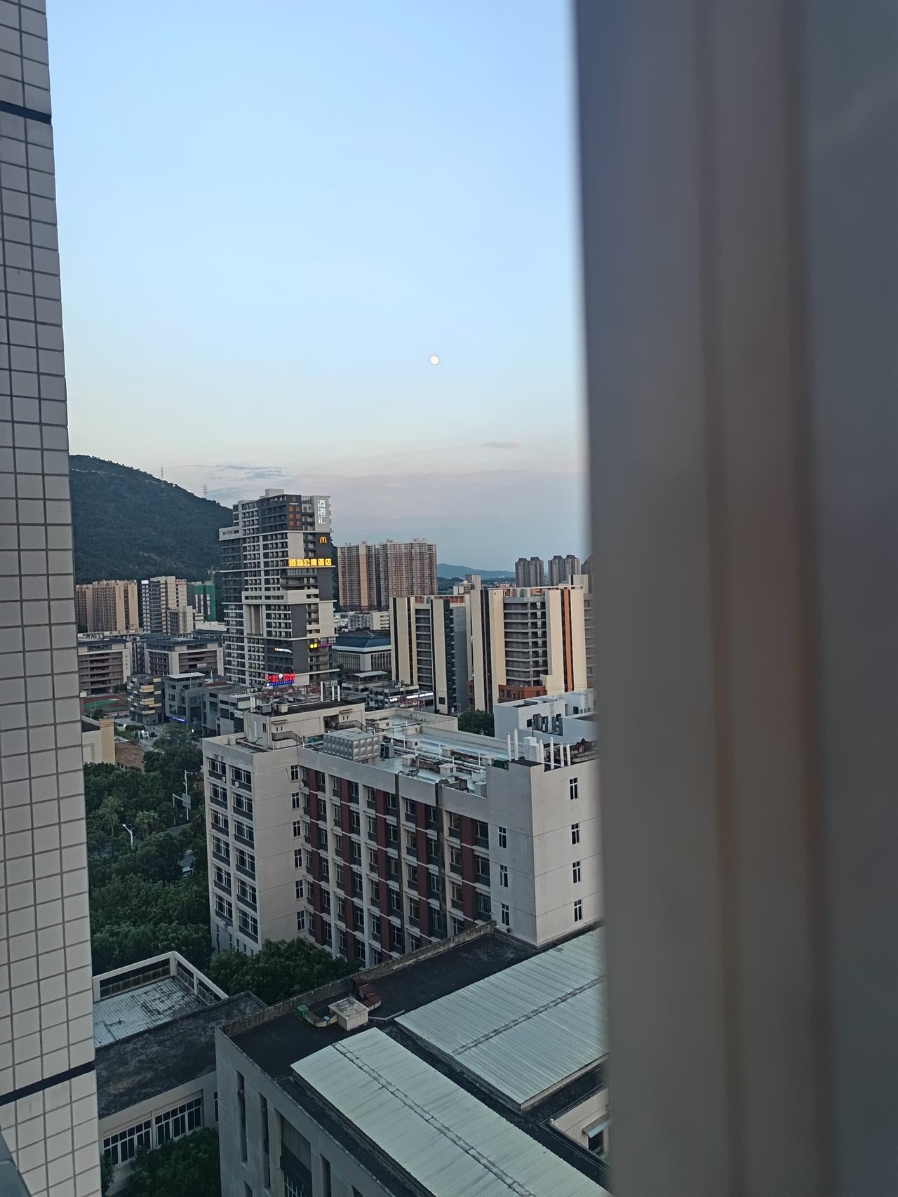 你敢相信吗？这就是15楼看到的风景。
真的是站得高，看得远