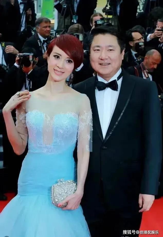 一样都是离婚，
金巧巧离婚三年没人知，
汪家离婚敲锣打鼓网暴三年天下知，
金巧巧