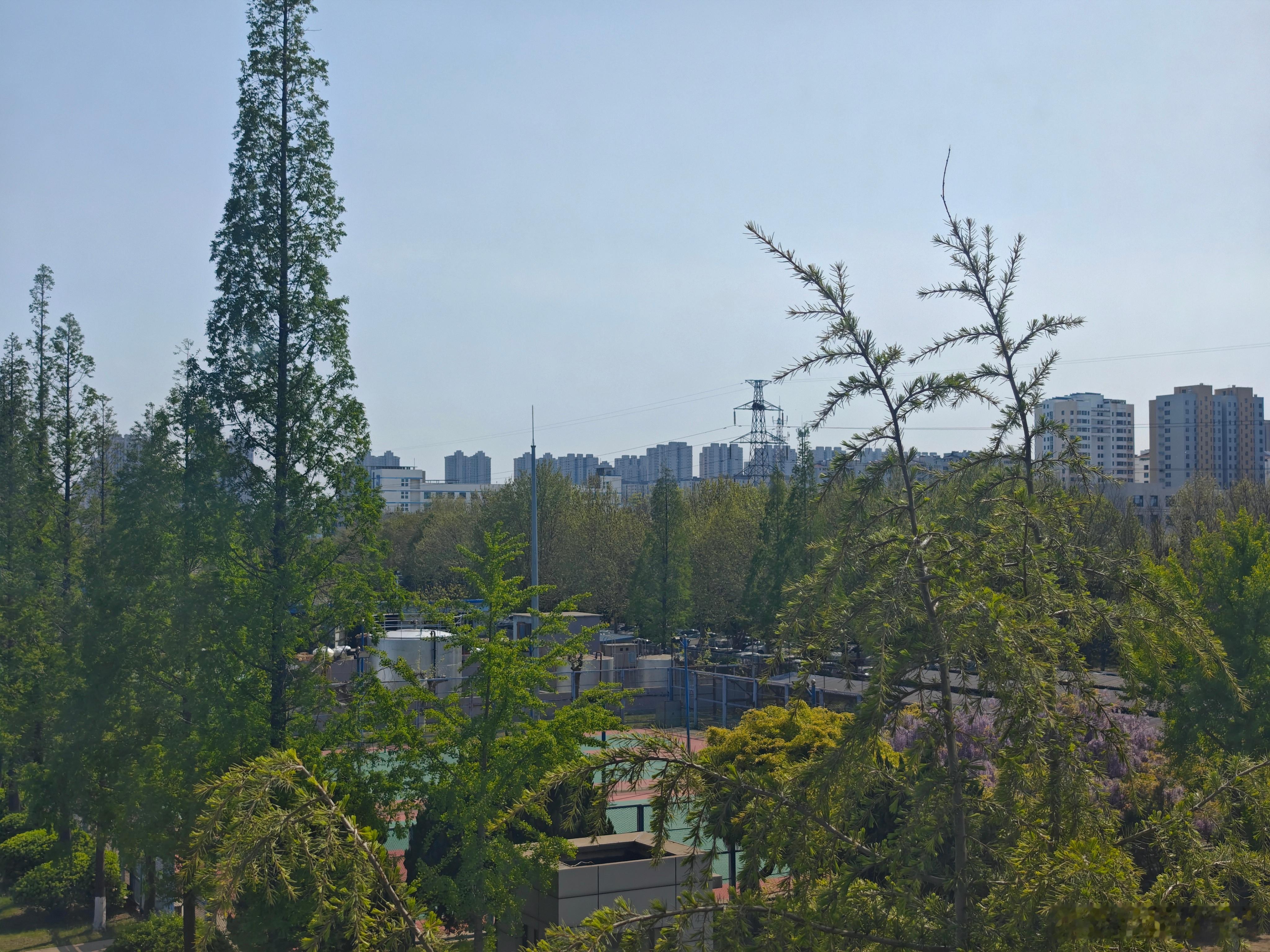 用了这么多年小米手机，天气还是第1次这么离谱点开天气预报发现在下大雨，实际上阳光