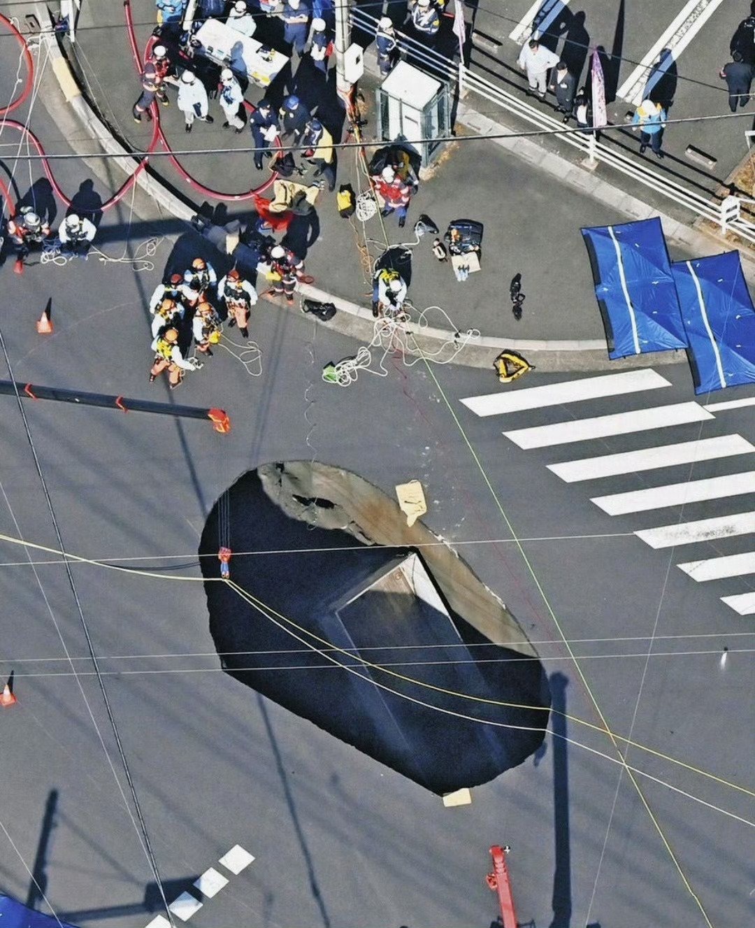 何其讽刺！日本能从海底6000米的地方挖出稀土泥，却救不出掉到10米坑里的老头。