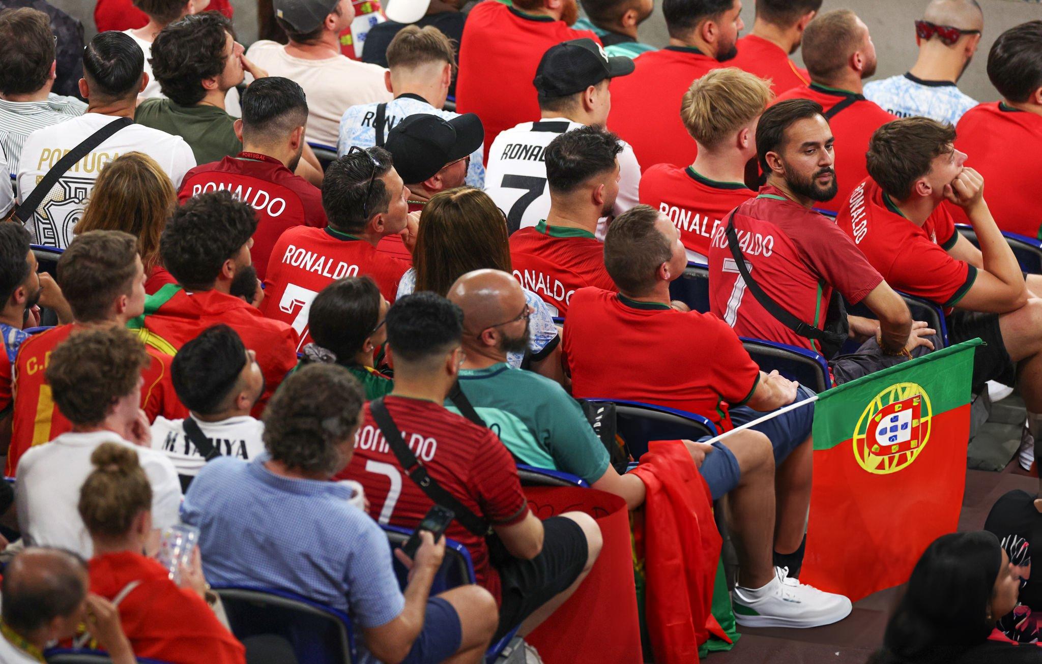 #C罗[超话]##c罗# 观众席上五彩缤纷斑斓的RONALDO，汇聚成对他相同的