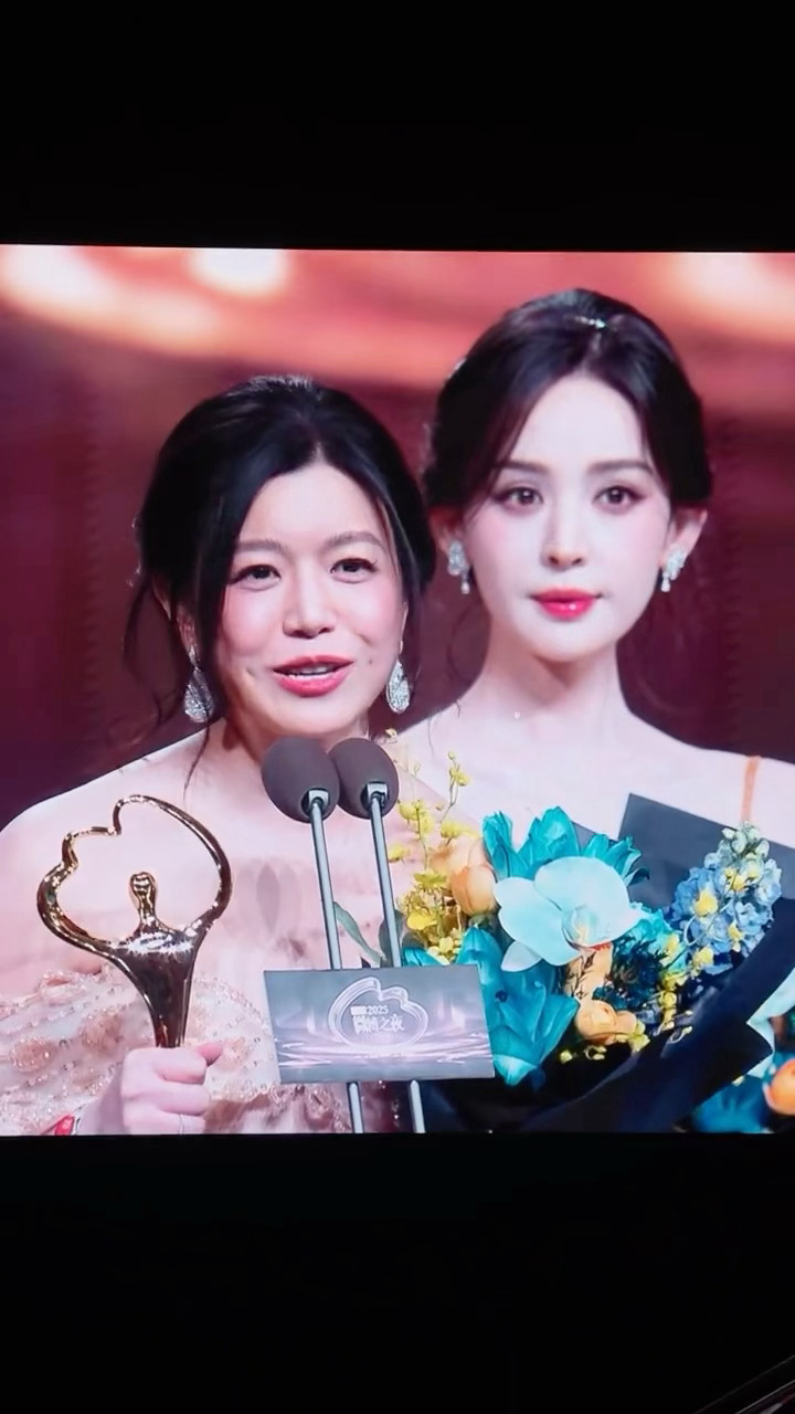 狙击蝴蝶大售后！而我被旁边的娜扎美到挪不开眼微博之夜内场