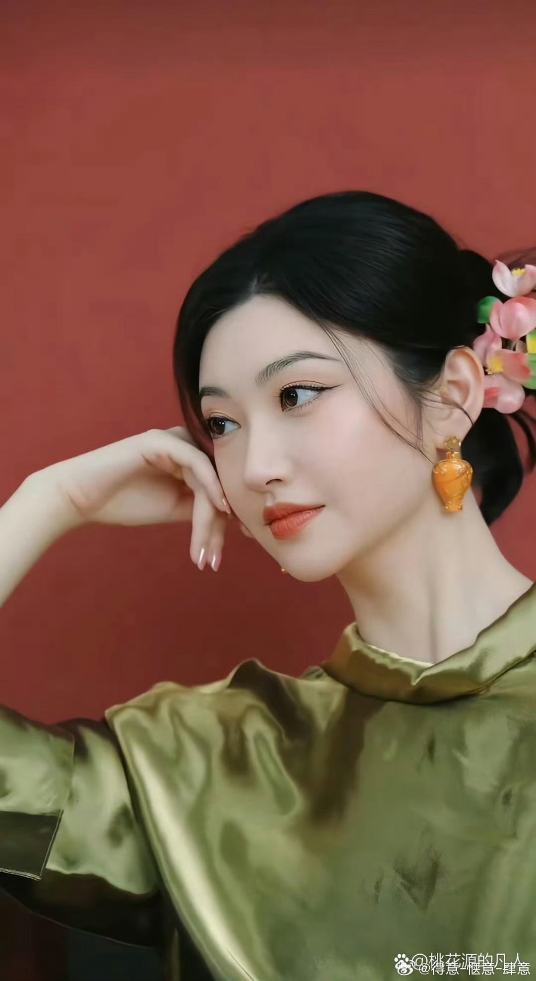 怪不得景甜是非多，她也太漂亮了，睡觉的样子都好像仙女下凡，美丽而精致。景甜这几年