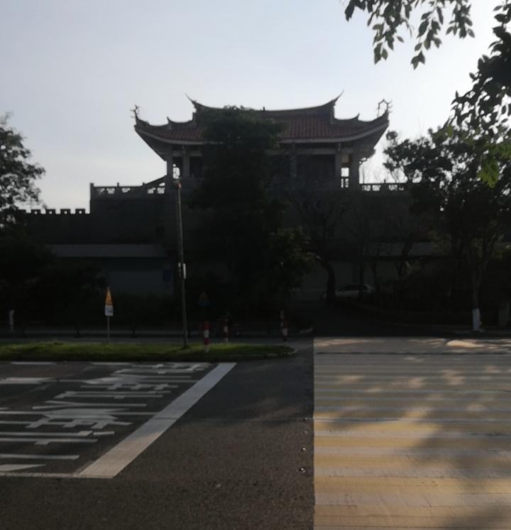 “台湾当局是搞愚民政策，把殖民文化当光宗耀祖，真是可恶”。一个在泉州开店的60岁