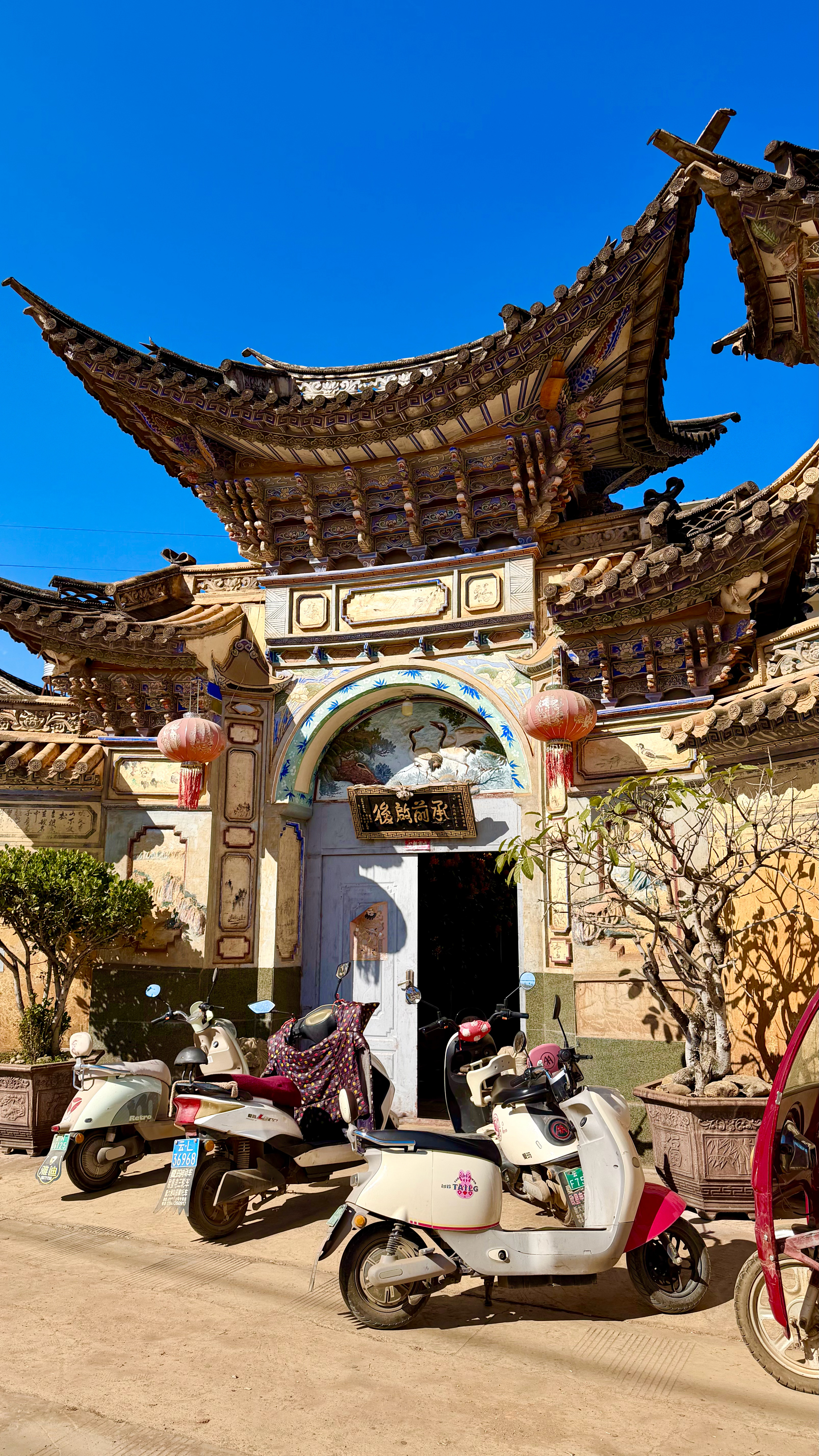 大理的风把我吹到了兴盛大桥，桥下的水是洱海偷偷藏起来的一页情书，桥上的白云像你曾