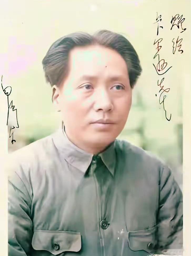一张有毛主席亲笔签名的老照片。
       这张照片拍摄于1938年，是毛主席