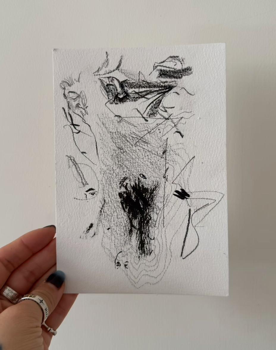 分享今天的随手拍！这是一张美术生涂鸦练笔的纸，你有没有感觉到抽象艺术的味道？