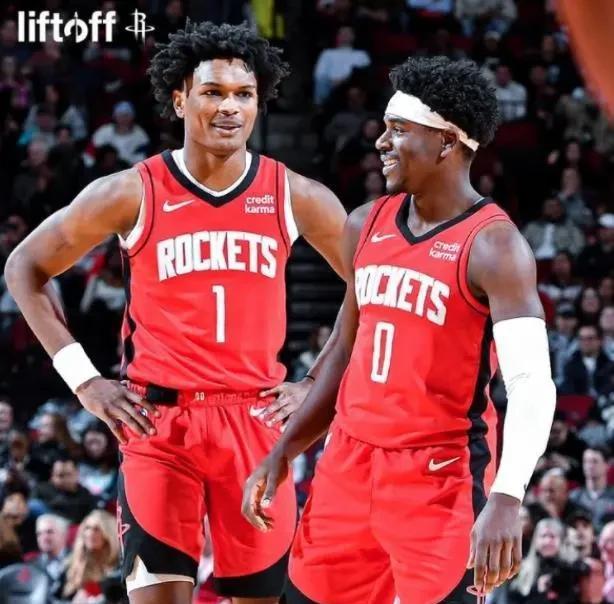 别再叫他后卫杀手了。
他正在火箭队后院，搭建NBA最残酷的后卫试炼场。
把2米0