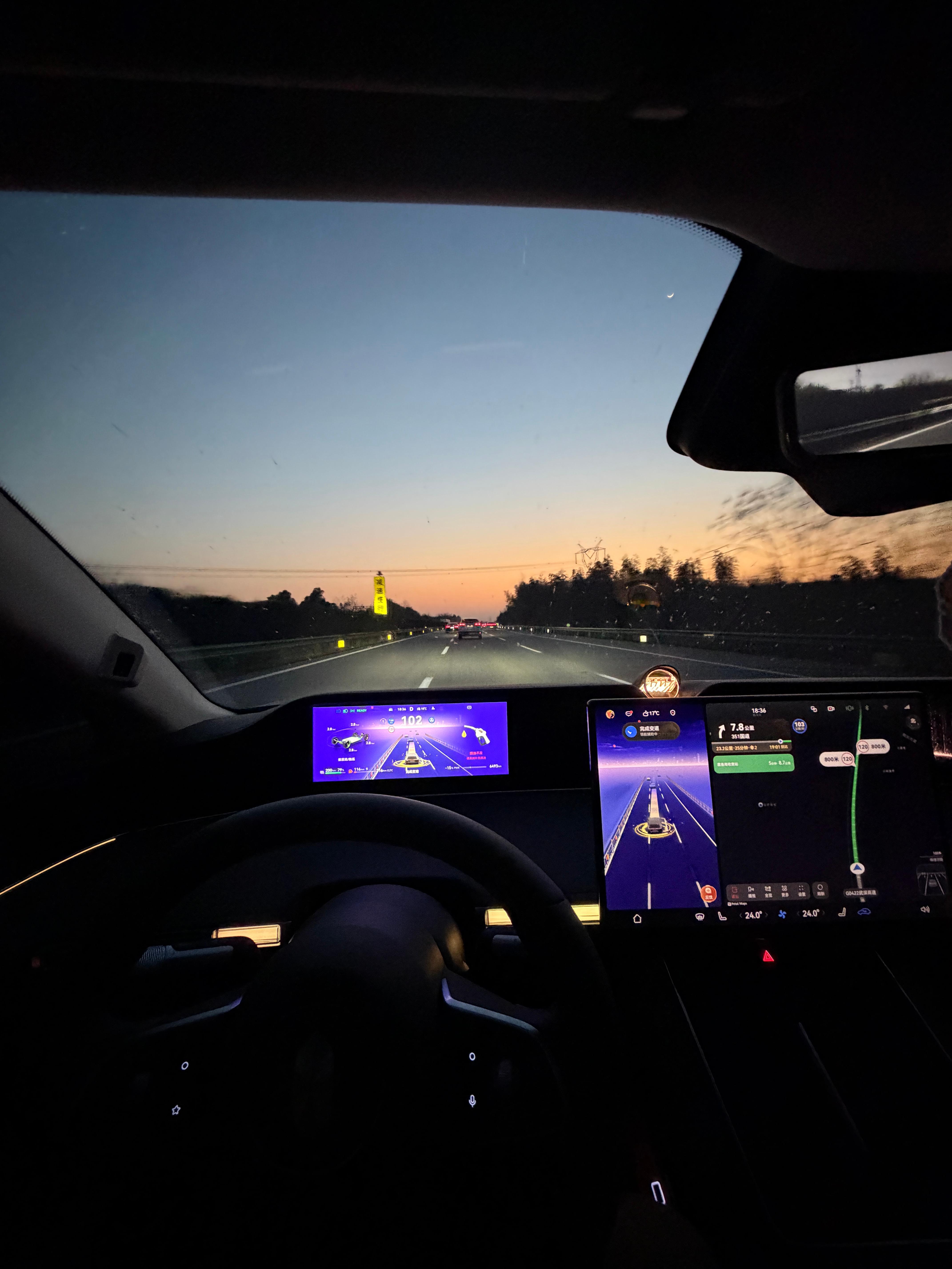 今儿依旧是开S9T赶路的一天从早上七点到晚上七点开了差不多得有1000km感觉有