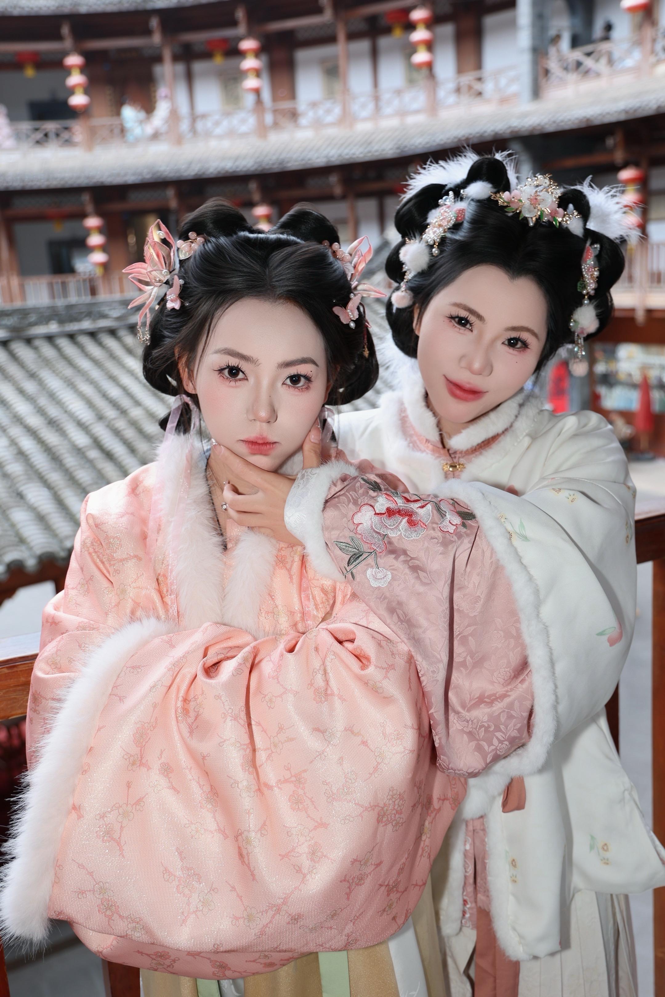 在无数时候 我都觉得有个妹妹很幸福 直到现在也是 是亲姐妹 是一起长大...