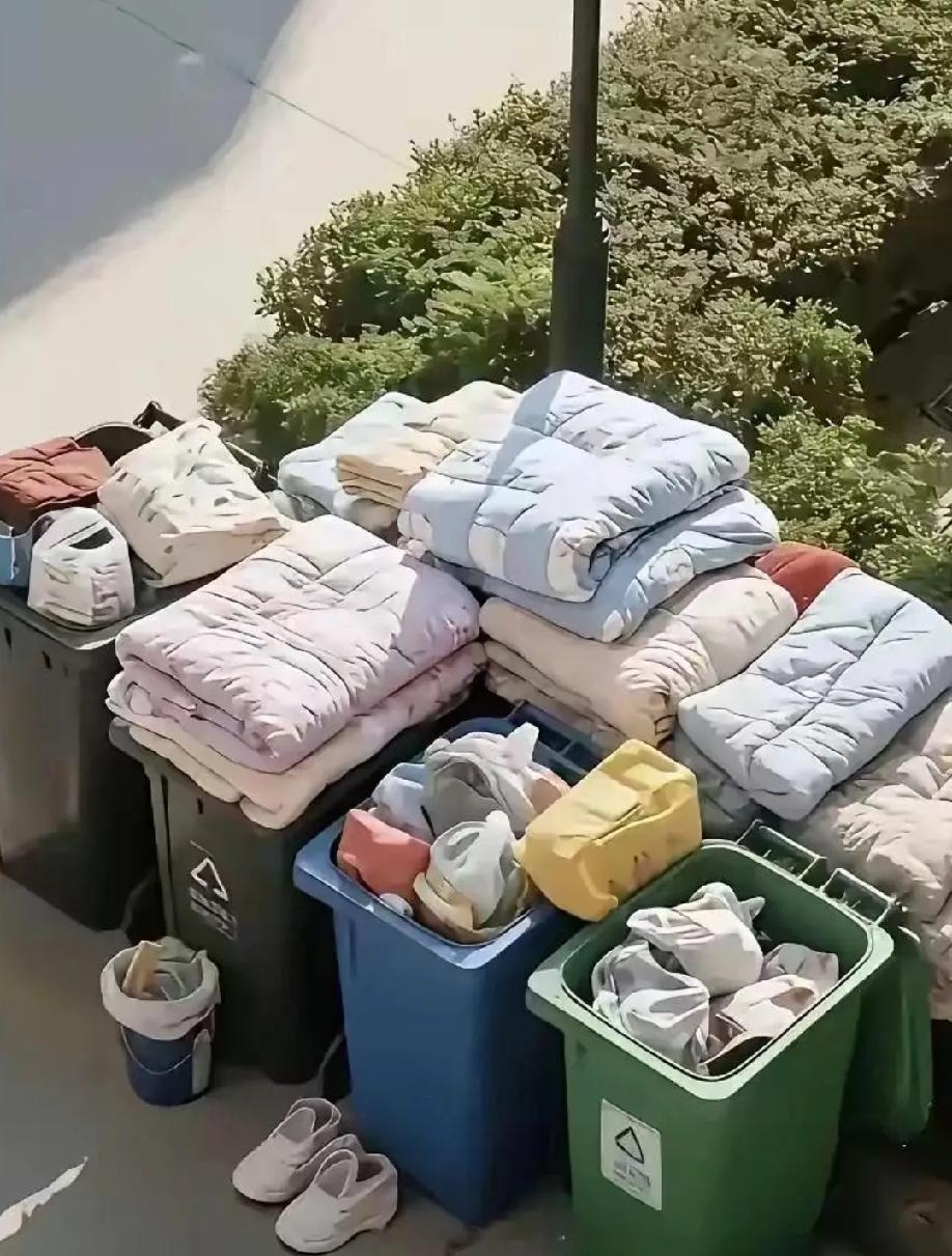 现在的大学生，真的不知道生活的苦啊！

这么好的生活用品，被子有的像是新的，就这