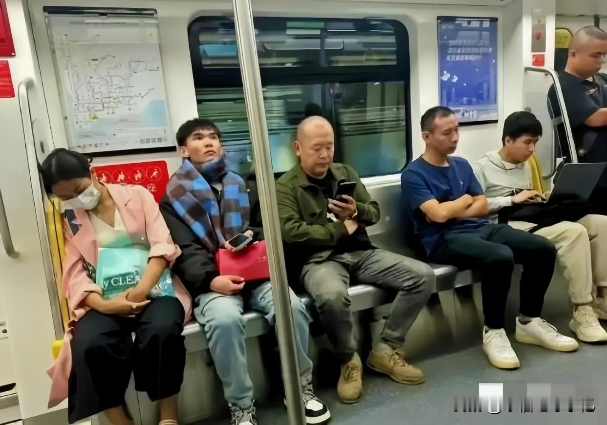 一年四季的春夏秋冬，都提现在这一节车厢里了，地铁车厢里的春夏秋冬。
