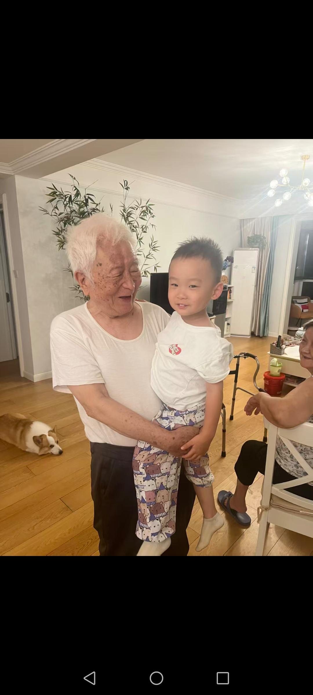 七言诗～守护家珍

孝敬父母守家根，
结发夫妻不负心。
教养儿女保家风，
传承美