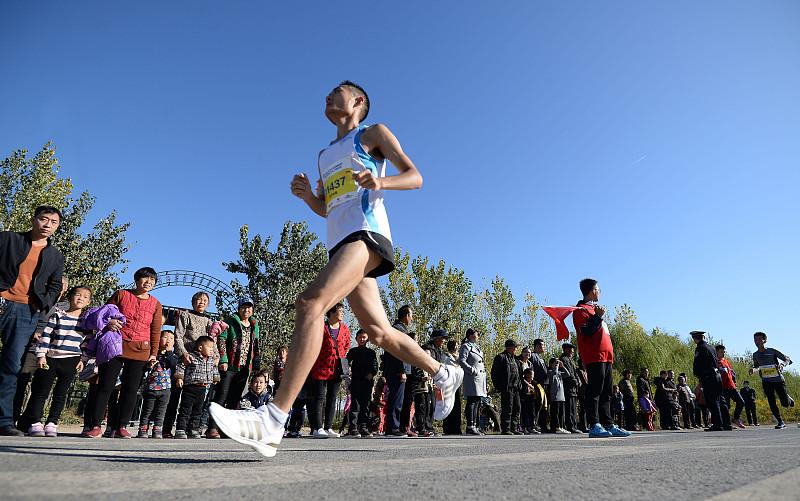 必须是马拉松啊，别的项目比的是爆发力，这42.195公里的公路长跑，比的是刻进骨