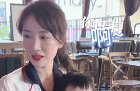 标题：李念带娃抓娃娃甜度超标！三胎儿子洞洞鞋萌翻，女明星为娃拼成“人形支架”
家