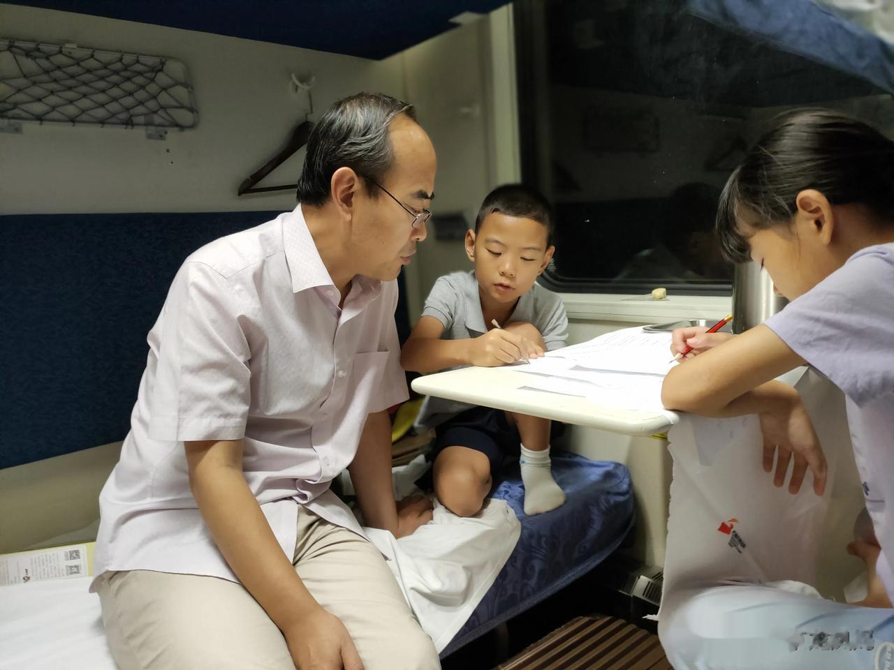 我发誓以后再也不带老公和孩子出门旅游了，太气人了！在火车上看书刷题我可以接受，但