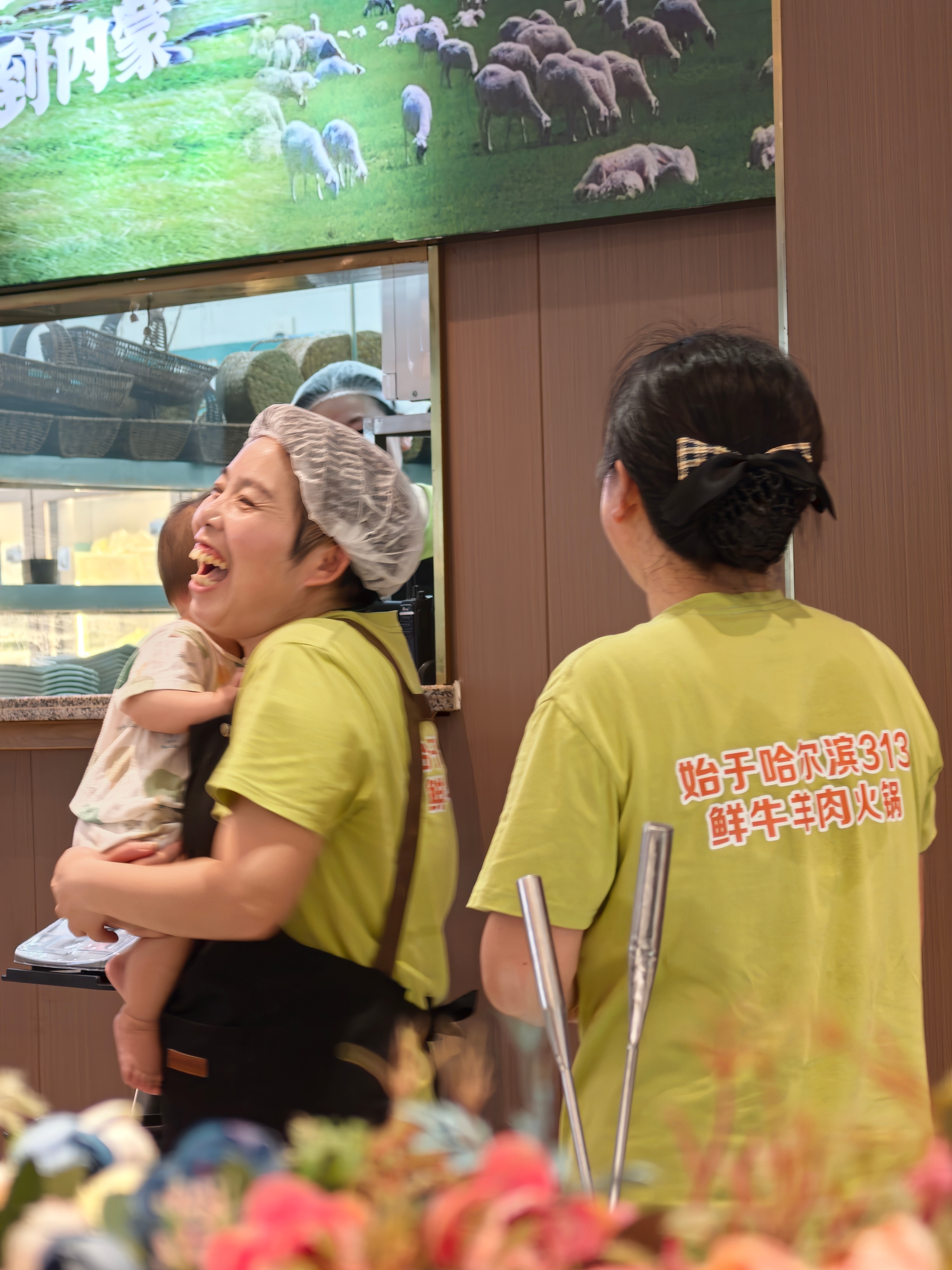带小九出门吃饭还是挺方便的，服务员都会来抢着来帮我抱，能够让我空出手来吃饭