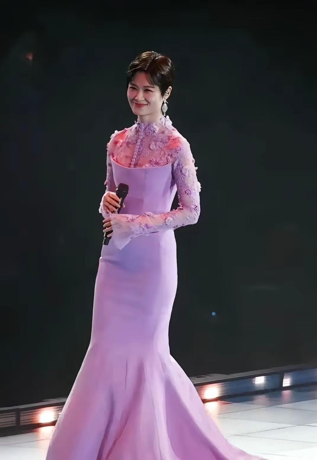 李宇春罕地穿起来长裙，
裙子可以让够展现出女性优美的曲线，让女人更加妩媚动人。但