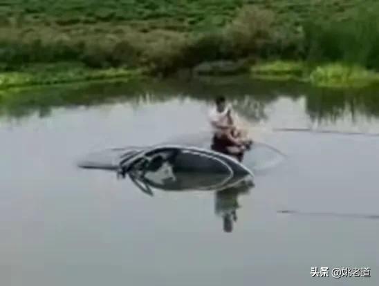 这人心得有多大，轿车失控冲进河里，车内人员爬车顶上居然钓起了鱼！

今天看了两个
