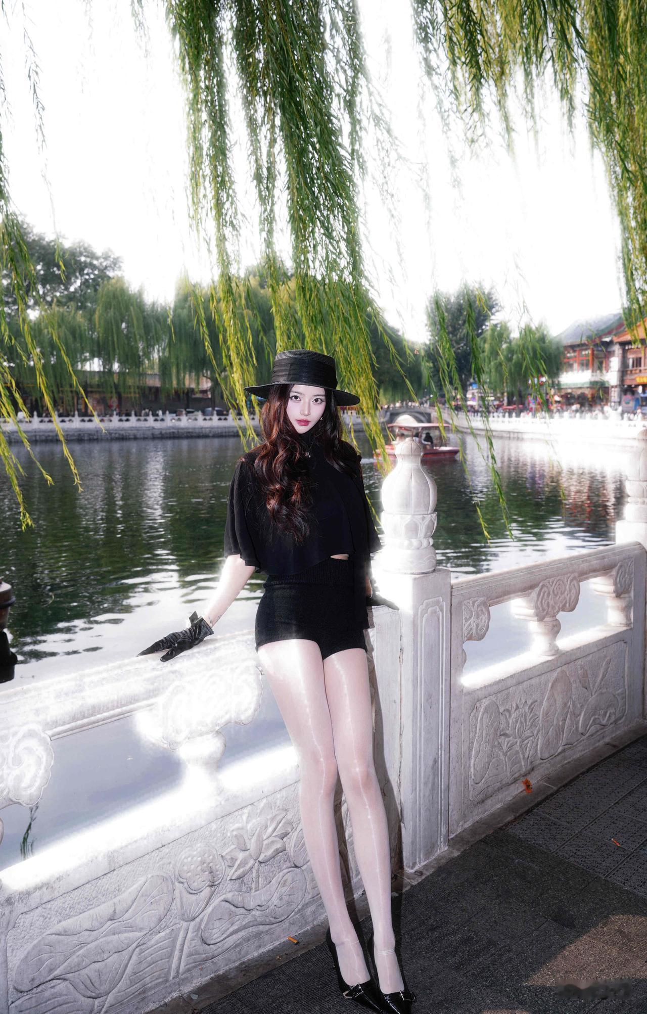 晒图笔记大赛纯欲暗黑风！黑上衣+亮面丝袜，湖边拍照绝了🖤
救命！湖边穿这套直接