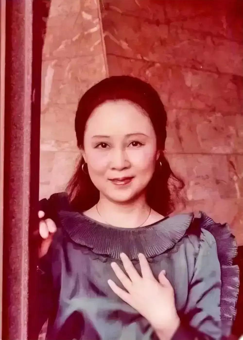 1964年，离婚后的琼瑶，插足平鑫涛的婚姻。那天，平鑫涛的妻子哀求说：“把丈夫还