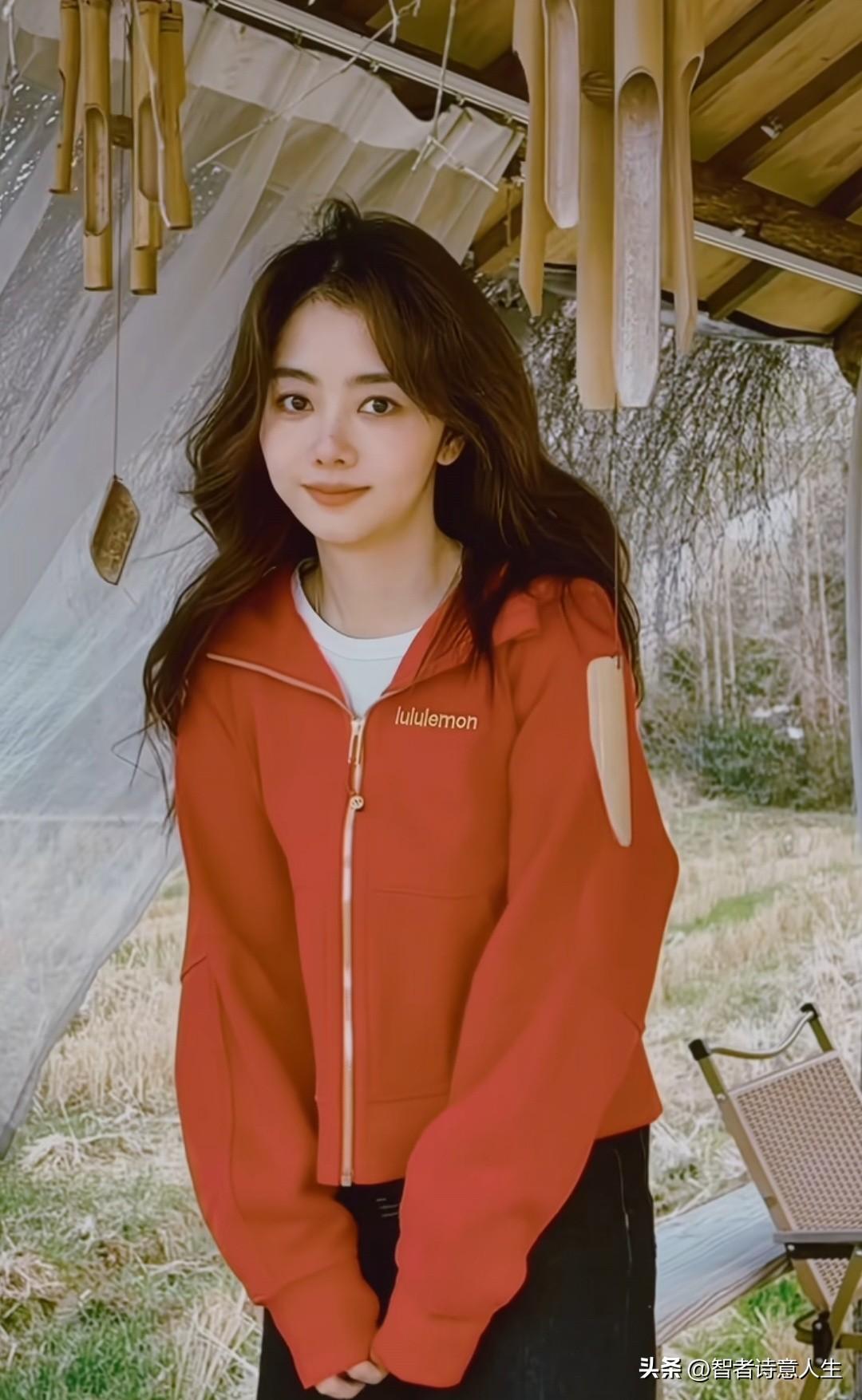 谭松韵温暖橙衣，悠然自得。真是漂漂亮亮小可爱[呲牙]郊野松弛感穿搭 灰色POLO