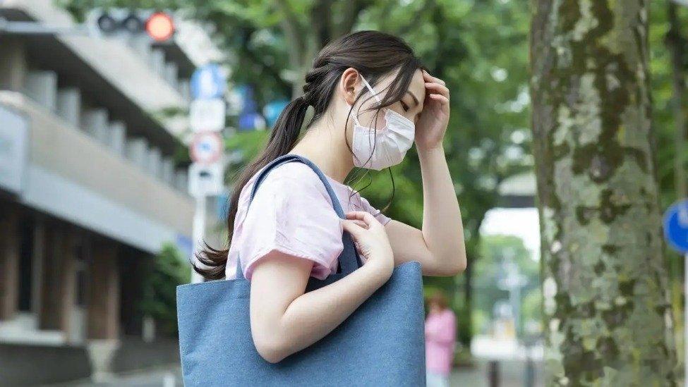 凤凰新闻【6月新增新冠确诊7.9万例，其中重症130例】7月8日，中国疾控中心官