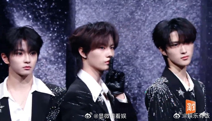 张子墨红毯上还在嘘 2025微博之夜红毯趣味抓拍！走红毯时居然还在嘘，猝不及防的