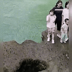 判断题：根据视频中发生的状况，请您分析判断，这女的是亲妈？是后妈？还是保姆？