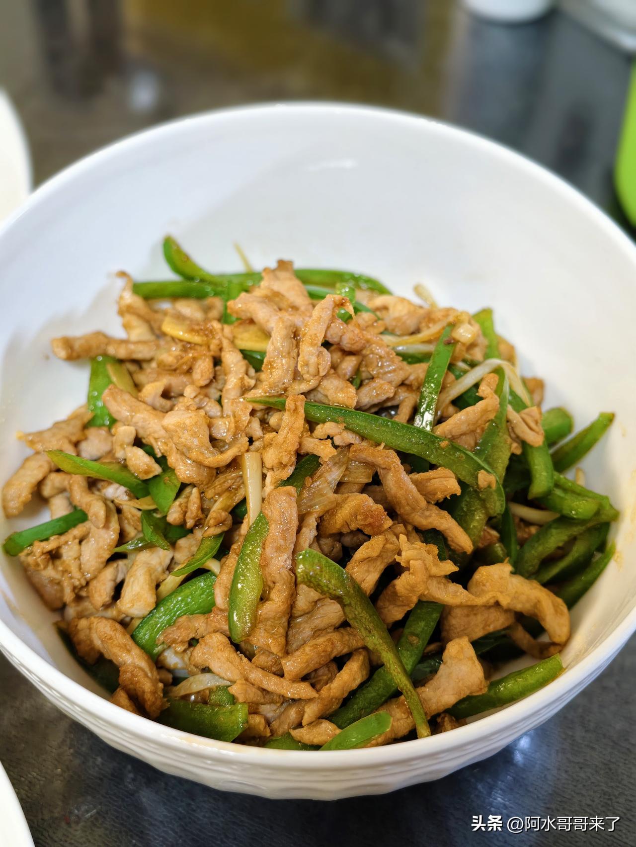 今天吃三个菜：青椒肉丝、黄瓜火腿、土豆丝！

青椒肉丝是湖南/常德酒席里的必备菜