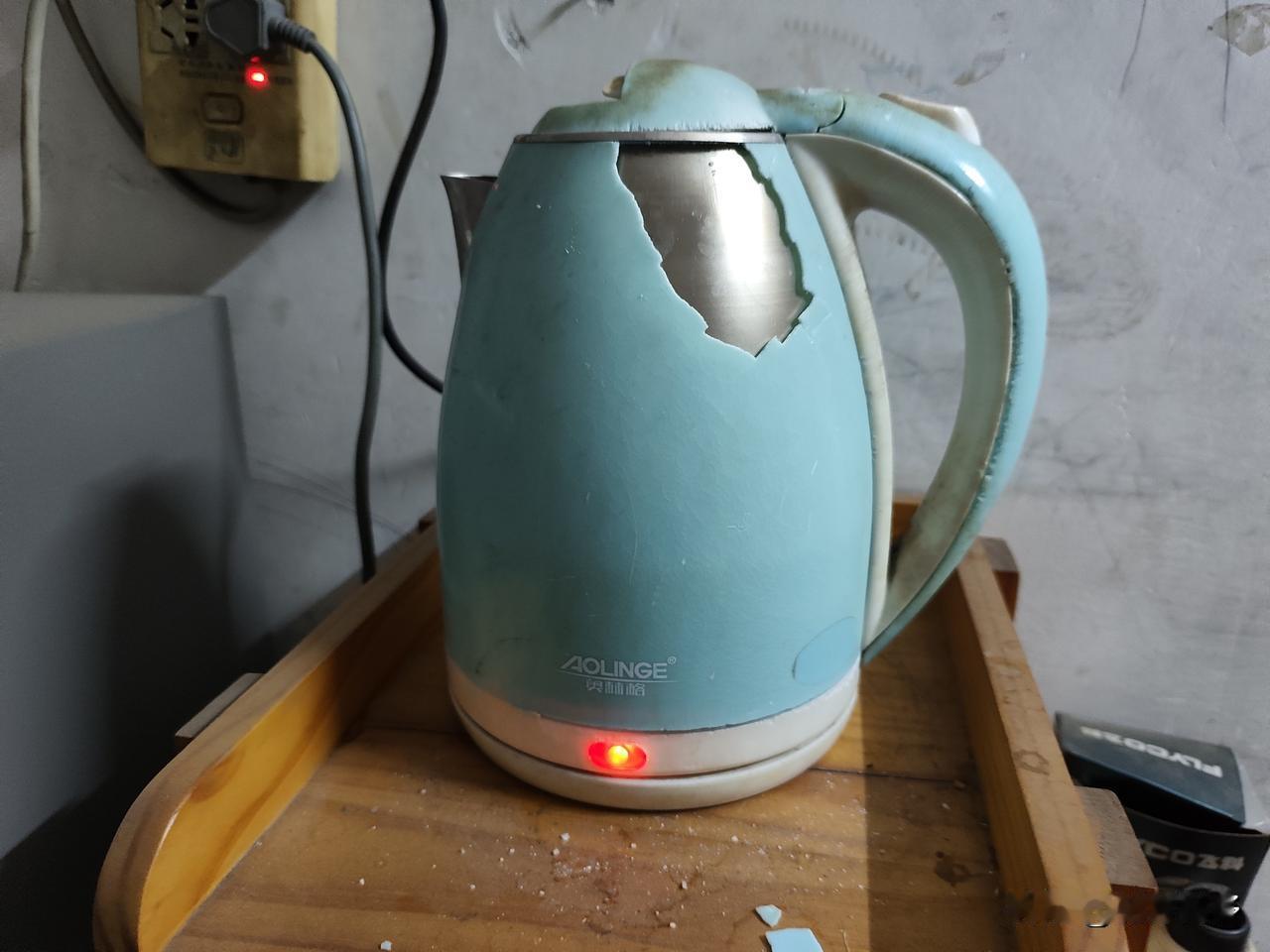 还能烧水丢掉可惜，可是继续用又怕出事。纠结！这成了食之无味丢之可惜的鸡肋的！