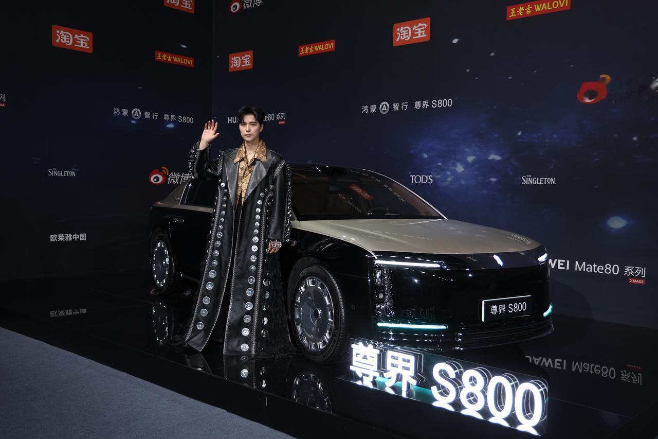 尊界S800以官方接驳车身份亮相微博之夜，全程护航明星从容登场。
自动迎宾系统启