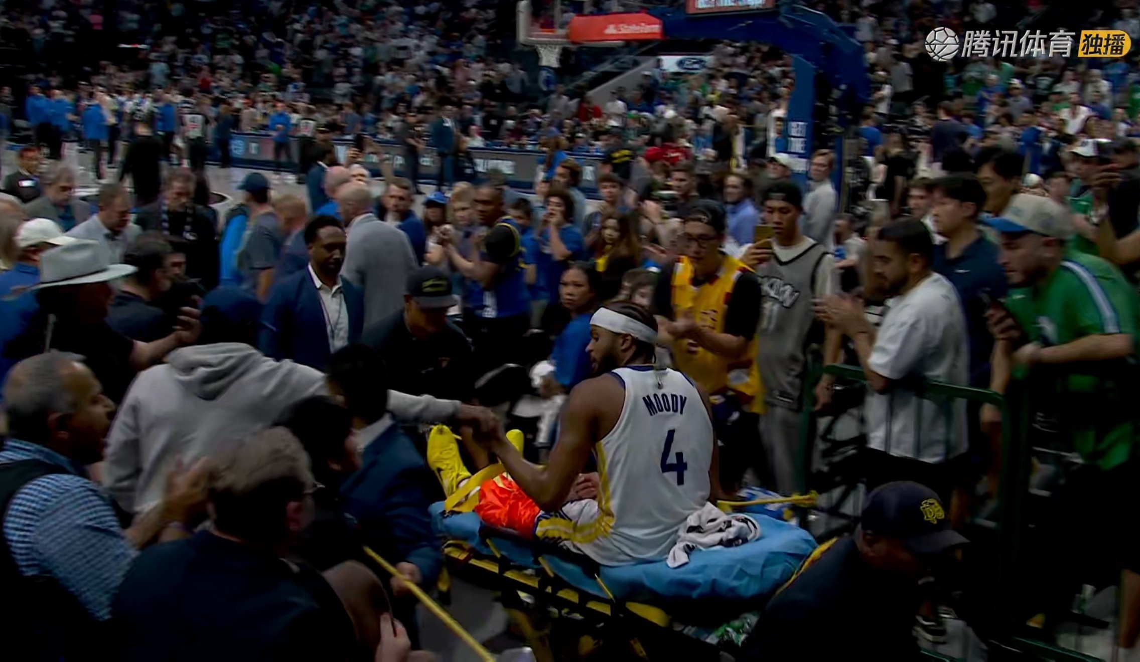 完犊子了，担架来了…….穆迪膝盖这下严重了 希望只是脱臼🙏 穆迪膝盖变形 穆迪
