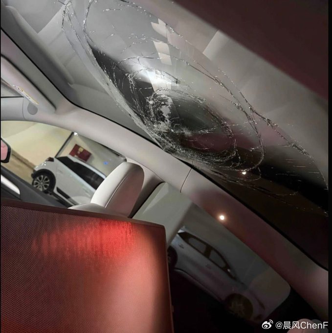 如果导弹碎片砸到一辆特斯拉modely车顶玻璃上会是什么效果请看表演！特斯拉特斯