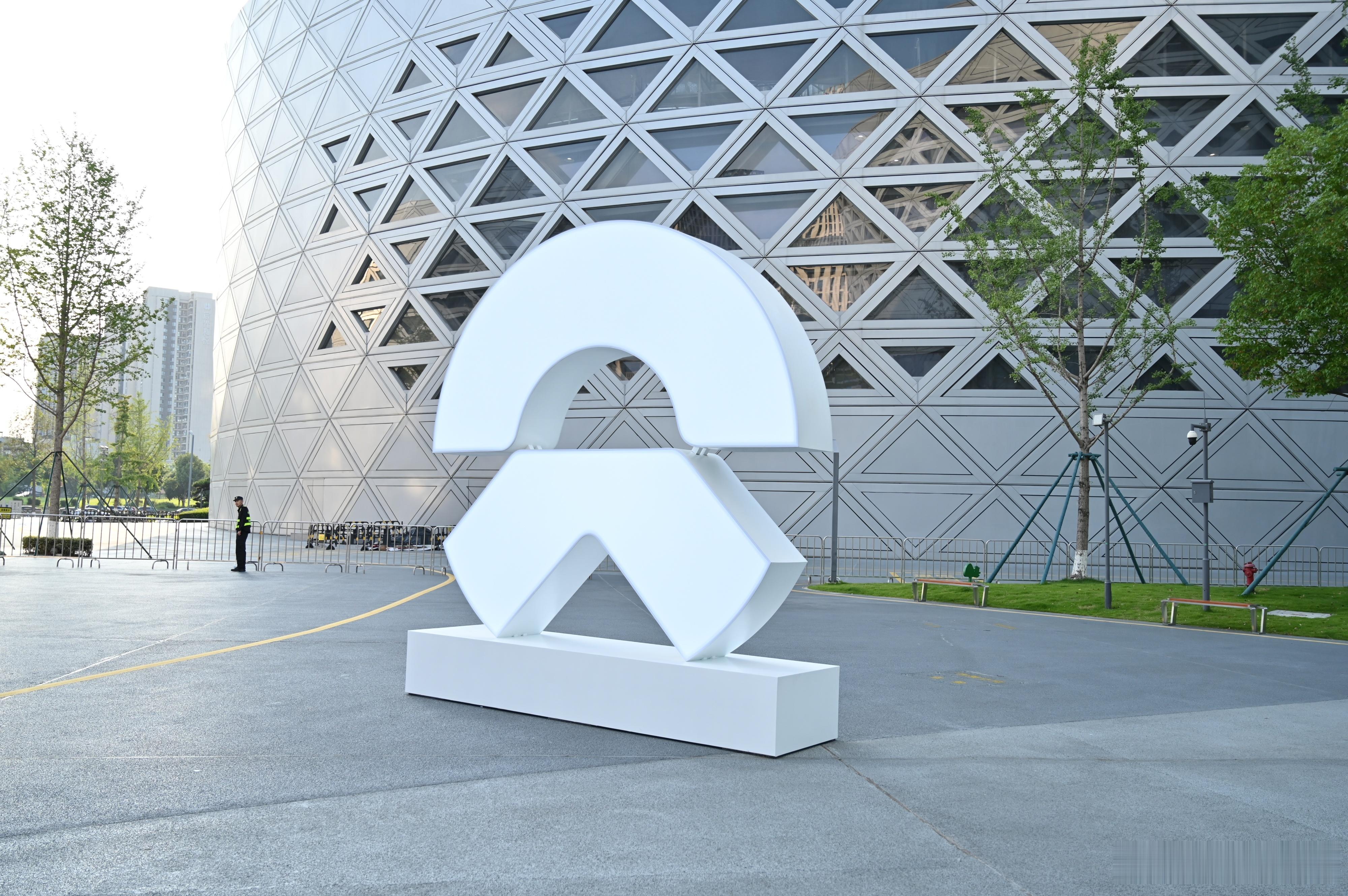 蔚来 ES8 的大五座版本也来了，现在感觉一个趋势就是卷完 9 系和 8 系的大