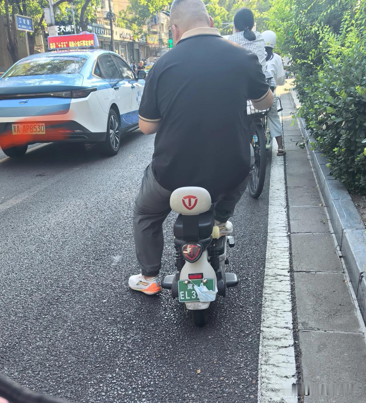 大兄弟  你没少违章吧[捂脸][助威彩旗]