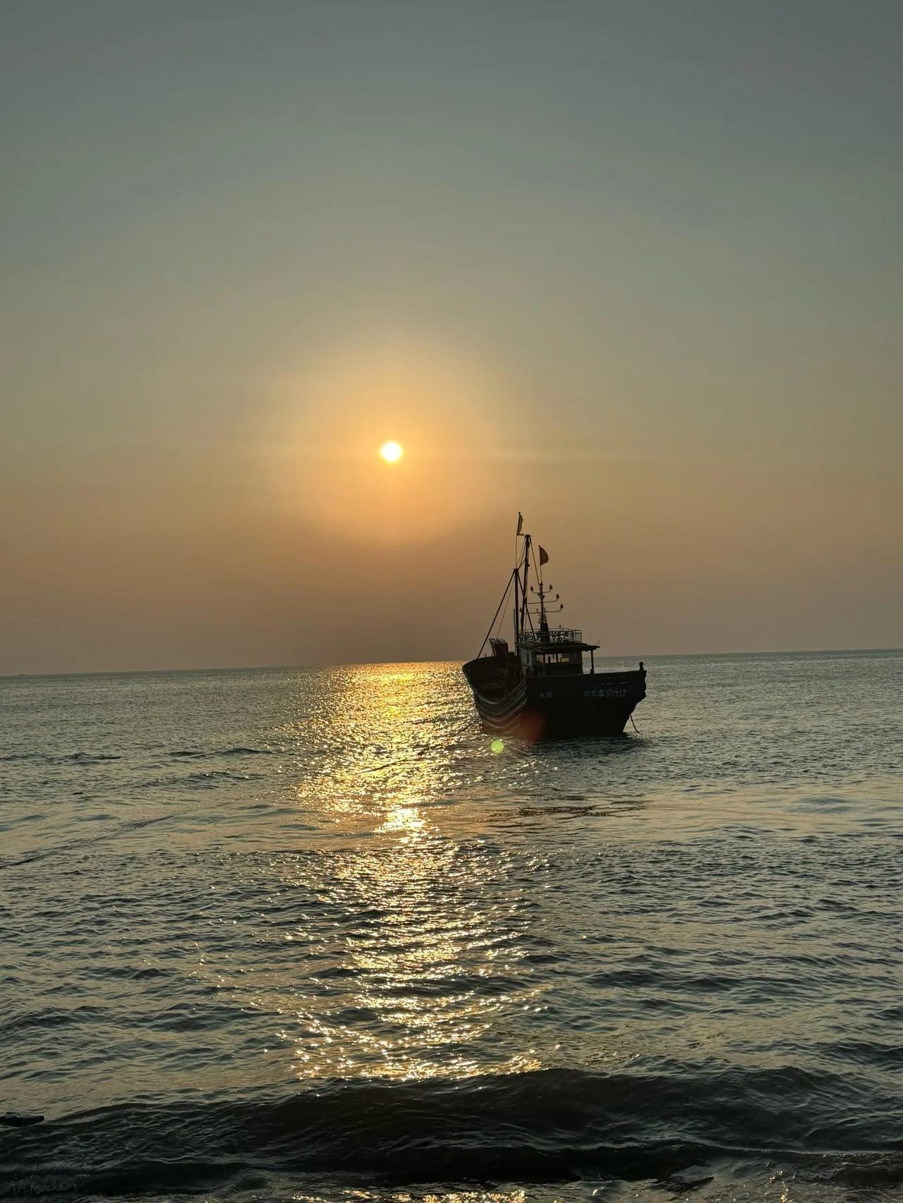 一叶孤舟飘荡海面，海天一色美景尽收眼底！