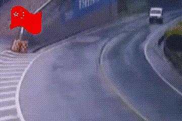 很巧妙的追尾，面包车司机绝对一肚子苦水