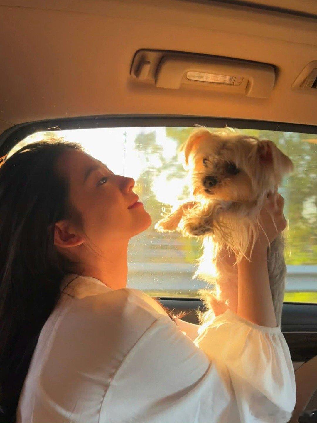 恭喜何蓝逗解锁人生新篇章！从荧幕到职场，每一次转身都是勇敢的尝试，期待在新岗位上