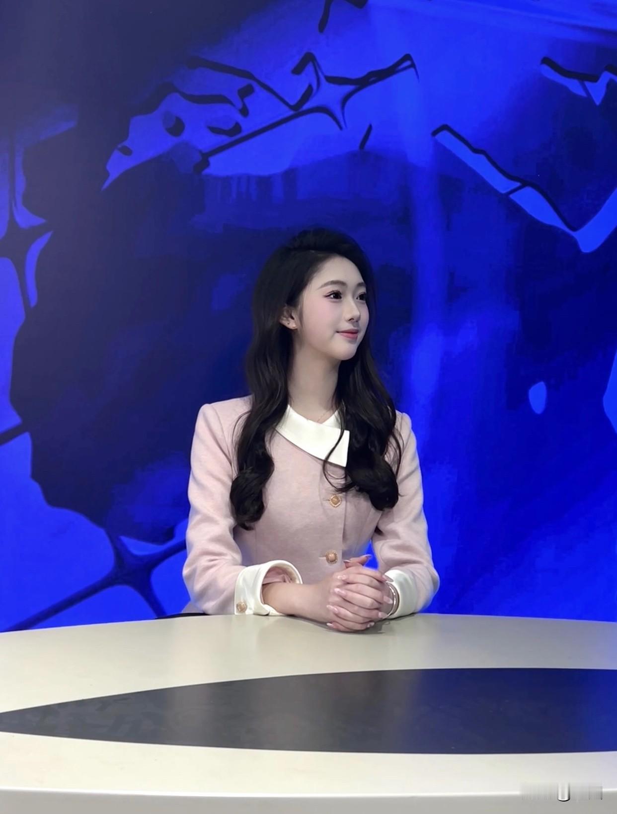 有气质的人，哪怕身材普通，也能把衣服穿出韵味。比如体态挺拔的人，穿简单的白衬衫都